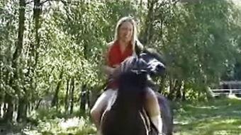 国产美女骑小马,国产美女与萌宠小马的甜蜜邂逅